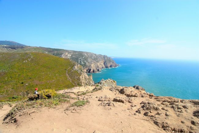 遠くまで見えて、向こうまでずーっと歩いていきたい気分になるけど、時間もないので途中まで。崖の下から上ってきたっぽい人たちもいて、それがすこし気になりました。いったん降りて上がってきたのかな？