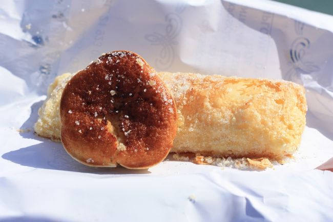 海から強風が吹き上がってくる中、シントラで買っておいたおやつもぐもぐー。<br />丸いのがケイジャーダ、細長いのがトラヴセイロです。見た目どおりの味。<br />ポルトガルのお菓子は、きらびやかなデコレーションのケーキなんかはあんまりないけれど、素朴でおいしい。懐かしくて優しい味がします。