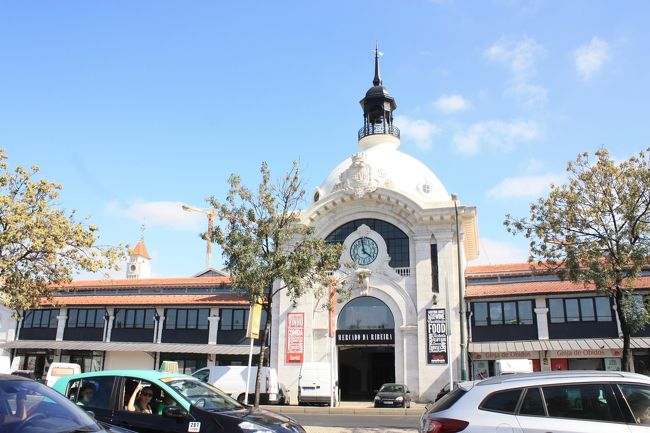 カスカイス線はリスボンのカイスドソドレ駅が終点。今日のばんごはんは、こちらのリベイラ市場にて！