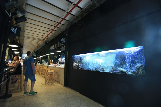 中央スペースと、脇の道にもお店があって、こっちはカウンターかなあ。さながら寿司屋のような生け簀が…(笑)