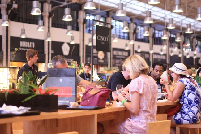 観光客っぽい人たちと、地元の人たちと、みんなそれぞれ買い物がてら飲みに来てる感じ。