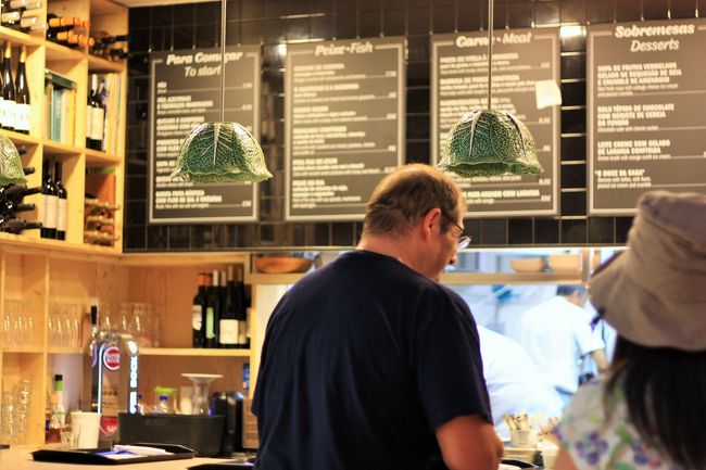 陶器でできたキャベツのランプシェード可愛すぎる！<br />ポルトガルにはボルダロという有名な陶器のメーカーがあって、そこが作っている陶器のキャベツやトマトなどの器が人気なのだけど、これもそこが作っているのかな？おしゃれだー。