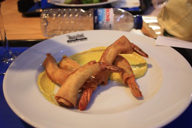 私はエビの揚げ物カレーソースみたいなものを注文した…ような(忘れた)。普通においしかったです。ポルトガル料理っぽいものもあったけど、結構普通のおつまみみたいなのも多かったかな。<br />お店で注文すると、なんか呼び出し機みたいなものを渡されて、席に戻って待ってたらできたよーってブザーが鳴って、取りに行くっていう感じ。