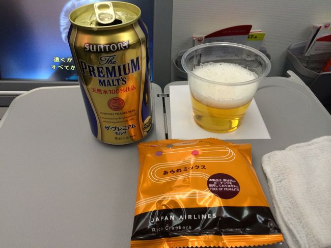 福岡空港でのチェックイン時、通路側で前に座席のない席が空いてますと教えてくれたので、その席でお願いしました。<br />足元広くてらくらく〜。<br />ちなみに、友達とはチケットを別々に取ったので、今回の旅のすべてのフライトで席は離れました。<br /><br />早速ビールで乾杯。
