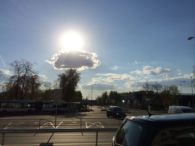 空港を出たところ。<br />なんか閑散としている…。