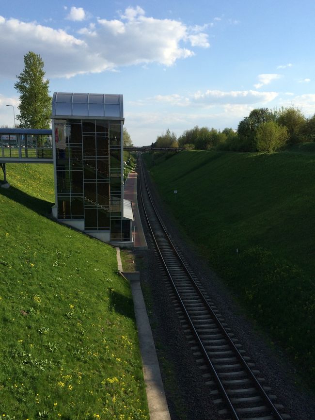 街中へは電車で行きたかったので、空港前にたむろしているエアポートバスやタクシーの勧誘を颯爽と振り切って駅まで歩いてきたのに、次の電車は一時間後…。<br /><br />すごすごと空港前に戻るも、エアポートバスもタクシーももうすでにおらず。<br />路線バスを使うしかありません。<br />おそらくこれだろうと言うのに乗り、地図と周りの景色や通り名を見ながらここだ！ってところで降りようとしたら、そこが終点だったようでみんなゾロゾロ降りていきました…。<br /><br />降りる時にお金を払おうとしたら、運転手さん「は？何？」みたいなリアクション。<br />お金を渡そうとするも、全然受け取ろうとしてくれず、結局無賃乗車してしまいました。<br />後々調べてみたら、どうやら乗るときにお金払うっぽい？<br />でもみんなと同じように乗ったつもりなんだけどなぁ…。
