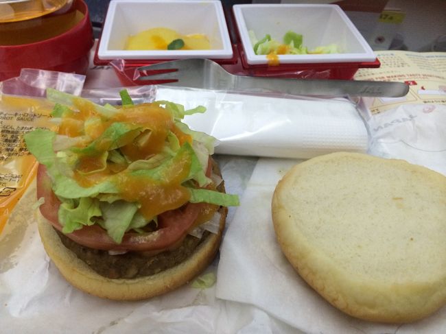 自分でハンバーガーを組み立てて食べます。<br />さすがモス、お味は申し分なし。<br />しかし、パッケージに「大変熱くなってるので気をつけて」的なことがかかれているも、かなりぬるかったのだけが残念。<br /><br />機内では、アナ雪を見た以外はほぼうとうと。