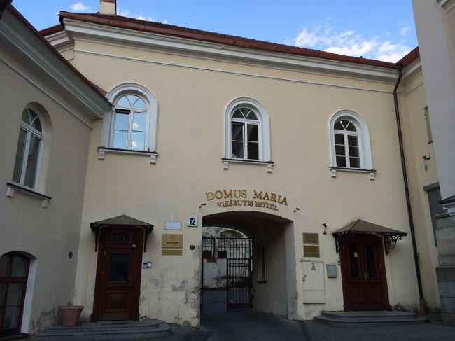 本日のお宿。<br /><br />17世紀の修道院を改装したホテルと言うのにひかれました。<br />場所も旧市街の入り口である夜明けの門のすぐそばで、旧市街観光には便利です。