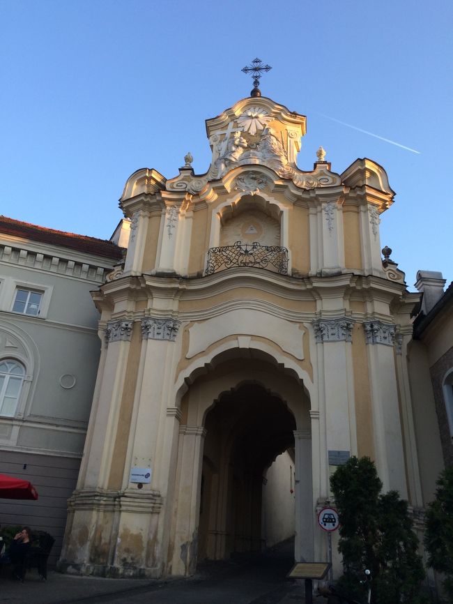 夕食前に宿の周りを少し散歩。<br />宿自体が旧市街入ってすぐのところにあったので、少し歩くだけで教会がたくさんありました。