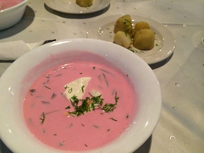 リトアニアで絶対食べたいと思っていた派手なピンクのスープ。<br />ビーツのスープにサワークリーム入れてこの色になっているので、着色料などは一切なしです。<br /><br />味は、友人曰く「漬物みたい」。<br />確かにそんな感じ。<br />冷製かつさっぱりなので、暑いときにはいいかもしれません。<br /><br />それよりも右上の付け合せのただのイモがすごいおいしかった。