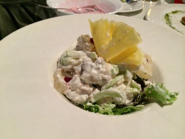 サラダ。<br /><br />ちなみにこのお店、注文するときに「シェアするの？」とたずねられたので、そうだと答えると、ちゃんと一人分ずつに分けてサーブしてくれました。<br />親切。<br /><br /><br />食後、旧市街の夜景を観にいこうかと話していたのだけど、長時間の移動でさすがに疲れたので、翌日以降に備えて早めに寝ることにしました。