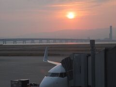 朝日が昇り始めた午前６時５５分
関西空港をフライト