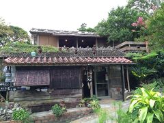 ホテル（モントレ）から瀬底ビーチに行き（とても海がきれいでおすすめです）、遊んだ後、美ら海水族館に行くことにしていましたが、その前に森カフェに行きたいと思い森カフェの代表格「やちむん喫茶シーサー園」に。お店に行くまで、ちょっと迷いましたが、なんとかつくことができした。