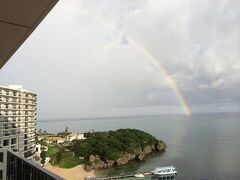 最終日、朝ホテルから虹が見えてうれしくなりました。ちなみに、海に関してですが、モントレの目の前にあるタイガービーチでもかるく潜ってみると、サンゴの周りに魚がいて、オレンジ色のクマノミも見ることができました。瀬底ビーチは、魚の数がたくさん見れるのでお勧めですが、タイガービーチでも充分シュノーケルは楽しめます。
沖縄は何度行っていいですね。また来たいなと思いました。