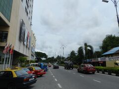 写真向かって左手がこれから行く「ランカウイ・パレード」というショッピングセンターです。

タクシーはここまでのつもりでしたが、「運転手さんが終わるまで待っています」と言ってくれたので、ここからホテルまでもお願いすることにしました。