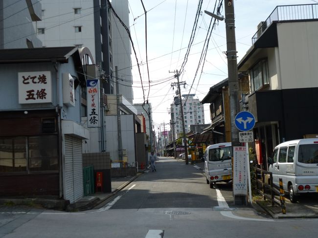 現在の四間道<br />　<br />江戸時代に大火に遭い、防災のために道幅を４間に広げたことから四間道と名付けられてます。<br />この写真の先には名残の商家が残ってます。<br />反対側は、ちょっとハイソなレストランが・・( ^^)<br />　<br />一応、旧街道美濃路になるのかな？<br />