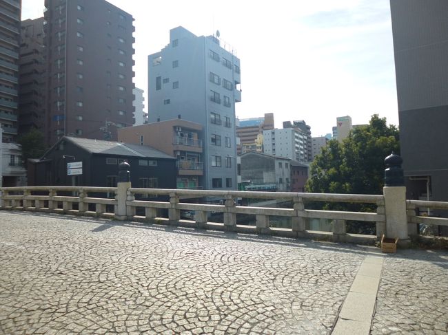 五条橋も今ではコンクリロードになってます。<br />　<br />流れてる川は堀川で、名古屋城築城のおりに開削された人工の川です。<br />今では、上流の庄内川から取水し、名古屋城のお堀の水となり堀川へ放流されてます。<br /><br />