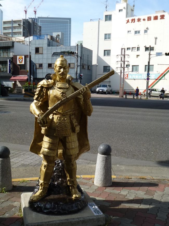信長さま<br />種子島を持って勇ましい姿です。天下布武をとなえ出す直前の姿でしょうか<br />　<br />　<br />円頓寺商店街を左右に分ける名古屋高速都心環状線の下の交差点角に立ってます。<br />少しでもお客が来るようにと願ってるのでしょう。<br />