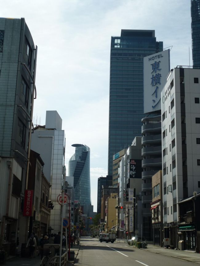 正面は名古屋モード学園のスパイラルタワー<br />デザイン優先のビルです。<br />　<br />右の高層ビルがミッドランド<br />機能優先のビルです。<br />　<br />　<br />名古屋で一番高いミッドランドがオープンしてまだ１０年経ってないけど、建設中のビルと比べるとかなり色あせて見える。完成当時は名古屋のランドマークだったけど<br />　<br />地下６階、地上４７階のビルは約1000億掛けて100年の耐久性を求めて施工されたステキなビル。名古屋駅と地下で結ばれ、毎朝出勤のトヨタマンが津波の如く押し寄せる。<br />　<br />重役は高層ビルの地下１Ｆに専用の入口があり、専用エレベーターで重役室へ<br />時折、米国トヨタの社長が乗るアストンマーチン最新版が駐車してあったっけ<br />　<br />地下５・６の駐車場はトヨタ専用で、重役用のセンチュリーだらけ　<br />もちろん、一般人は立ち入り禁止です。　( ^^)<br />　<br />　<br />最近、マンションが傾いてるって問題になってるけど、このミッドランドは傾いてはいないものの北東角へ力が掛かりすぎてる。Ｂ３Ｆの壁にその兆候が見られ、Ｂ２Ｆでは予期せぬ漏水があった。<br />　<br />　<br />駅前の高層ビル、、、<br />一つが倒れて隣の高層ビルへ・・、それが連鎖してドミノ倒しのように全部崩壊？<br />かなり傑作な作り話です。　(^_-)<br />　<br />