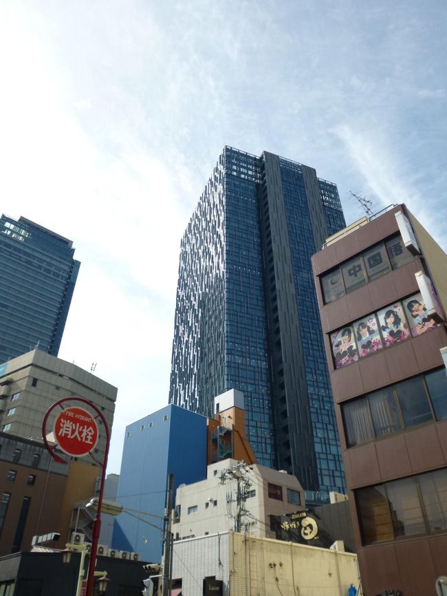 駅前の大名古屋ビルヂングも建て替え中<br />　<br />大名古屋ビルヂング？？<br />たわけ言うとったらあかんでよう！「でぇー名古屋ビルぢぃング」と言うんだわさー<br />「ぁほうでりゃーすか」<br />　<br />　<br />ビルヂング・・<br />表側は昔のイメージのままで、後ろに高層ビルを建て、森の木をイメージしたデザインです。<br />白い街と呼ばれた名古屋もデザインにこだわるようになってきました。<br />　<br />