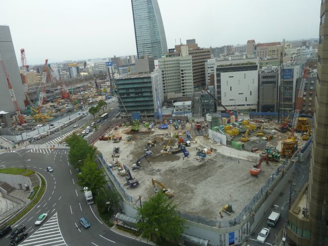 ３年前建設に取り掛かる時の写真です。<br />　<br />奥の建設現場は郵政ビルで地下にはリニアが来る予定<br />駅前の変貌ぶりには驚きます。<br /><br />大名古屋ビルヂング　<br />ウォーキングの翌日に完成したとして報道陣に公開されました。<br /><br />