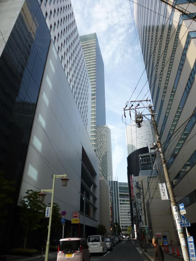 はぁ〜、シュワッチ！<br />偉大なる田舎の名古屋も大都会に変身中です。<br />リニアが通れば名古屋が日本の中心です。　笑<br />　<br />　<br />この写真は・・<br />手前が中小企業センタービルで、奥がミッドランド<br />ミッドランドのガラス窓にＪＲセントラルビルが写りこんでます。<br />　<br />冬の早朝、朝日にセントラルビルが赤く照らされ、ミッドランドのガラス窓に写りこむと最高の美しさになります。記念写真を撮っておけば・・(^^ゞ<br />　<br />ちなみに、私の手元に「ミッドランドスクエア　竣工式　実施計画書」なるものが残ってる。<br />私って何者？　爆笑<br />　