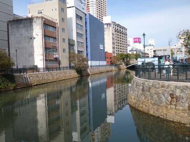 納屋橋付近はきれいに整備され散歩道となってます。<br />　<br />ずっと下流まで整備されれば、名古屋の大目玉観光地となるのは間違いないけど<br />港近くは製材所が多く存在し、木材の皮などがヘドロとなって沈殿してる。<br />　<br />清流を流し川を浄化すると、ヘドロが海に流れ出し漁師からクレームが・・<br />ほんと！　<br />智に働けば角が立つ、情に棹させば流される　とかく人の世は住みにくい・・<br />なんて良く言ったものです。<br />　<br />