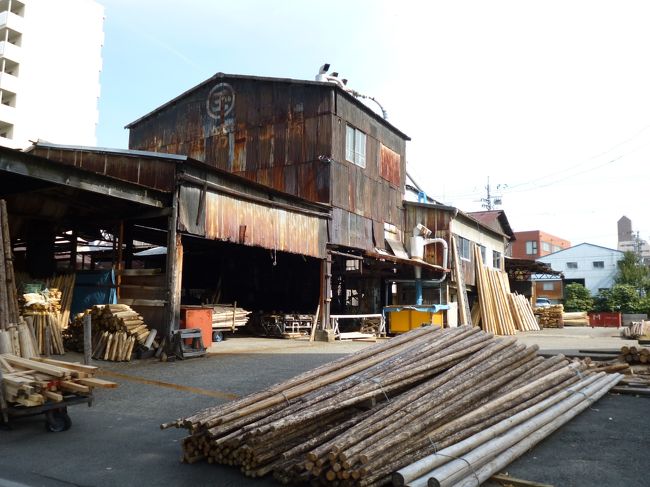 堀川沿いですから製材所がずらり<br />水の上ならば、大きな材木も竿トビ１本で動かせます。<br />　<br />伊勢湾台風で貯木場から流れ出した木材により多大な被害が発生し、飛島に木材団地を建設し皆引っ越しました。<br />　<br />よって、堀川沿いの製材所も廃業し、マンション業者へ土地を売り払い地域から材木業界は消滅しました。<br />