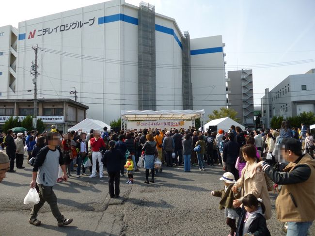 ちょうど、ふれあい市場まつりが開催されていて人の山<br /><br />