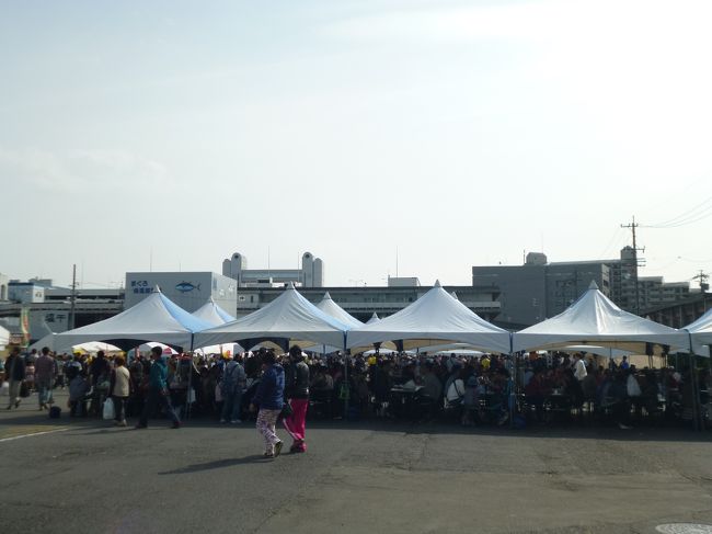 屋台などの飲食店ブースが多数あり、テントの下で食事ができます。<br />