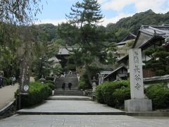 長谷寺に到着。
鎌倉の長谷寺同様、山の上にあります。
