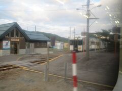 16:32　古口駅に着きました。

下り列車（酒田行）がすれ違いのため停車したいました。（古口駅は陸羽西線で唯一の交換駅です）