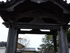 旧高取邸を出て、曳山展示場の方に向かいます。

途中、旧唐津藩校の中門がありました。