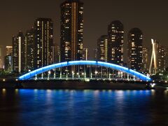 世界貿易センタービルでの夜景撮影を終えてから、隅田川にかかるライトアップされた永代橋の撮影に向かう。リバーシティ２１の高層マンション群を背景に青い照明でライトアップされた永代橋も、人気の夜景撮影ポイント。撮影場所は中央大橋の上から。
去年の暮れにも永代橋を撮影しに来たのに、また来た訳は・・・