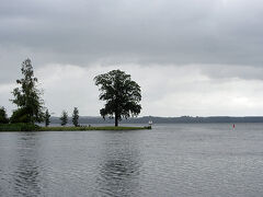 城の周囲を散策しました。雨は小降りでしたが湖から吹き付ける風が強くとても寒かったです。