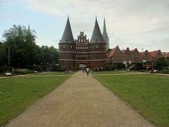 　ホテルにチェックインを済ませたら旧市街へ向かい、できれば夕食を済ませてしまおうと思います。ハンザ都市として繁栄したリューベックの旧市街は世界遺産に指定されています。
　駅から旧市街までは徒歩で10分ほどですが、まず最初に目にするのがホルステン門です。近づいてみると思った以上に大きくて迫力があります。