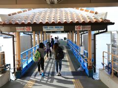 ツアー会社のお迎えの車に乗り込み、まずは離島ターミナルへ。

ここから定期フェリーに乗ること約２５分･･･