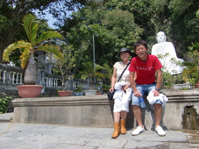 宿泊先のナマンリトリートでは、ゲストの為に様々なアクティビティを用意してくれていました。<br /><br />平日は、朝ヨガとかスイミング指導とか・・・。<br />土・日は、バイシクル＆ハイキングと言って、五行山まで自転車で移動し、登山をしてくれます。<br /><br />そう！！！まさに登山です！！<br /><br />ここら辺の写真までは、階段で登れます。<br />