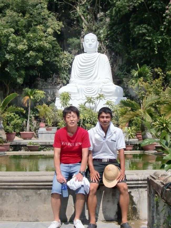 ホテルスタッフのTAOくんです。（31歳・１児の父）<br /><br />彼はテニスの選手って言っていたかな？<br />ホテルでは基本プール＆ビーチ付近の担当です。<br /><br />我が家は基本、チップは先に渡します。<br />TAOくんには3ドル渡しました。（朝ごはん3回分くらい）<br /><br />握手する時に、左手を右胸下あたりに添える所作が美しかった。