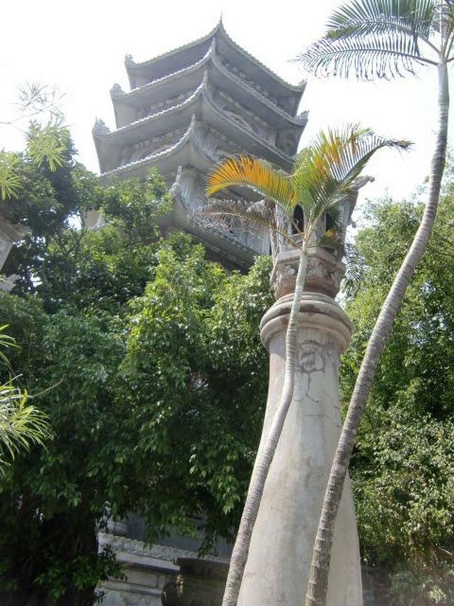 五行山の塔とか祠とかって、中国の方が建てたみたいですね。<br /><br />この写真の時もまだまだ序の口です。<br /><br />この日は、気温30度位だったでしょうか・・・・。