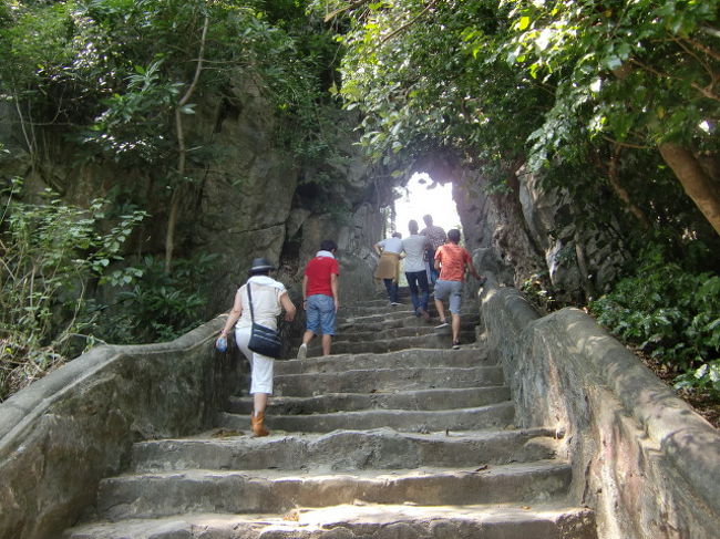 この石段がかなりキツイ。<br /><br />TAOくんが気が付かない内に撮っていてくれたみたい。