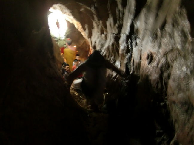 く…く…くらいーーーっ！！！