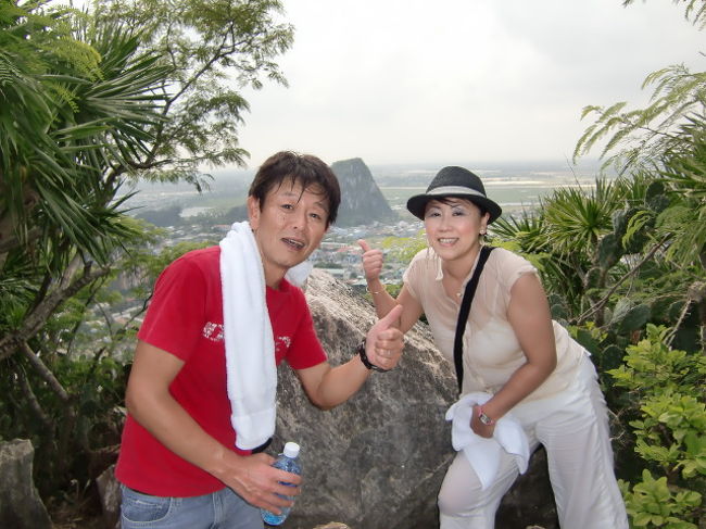 頑張って汗だくで登った割に・・・先ほどの頂上と変わらなく感じるのは私だけでしょうか？