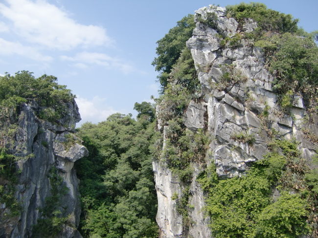 内側の大理石むき出しの山肌。