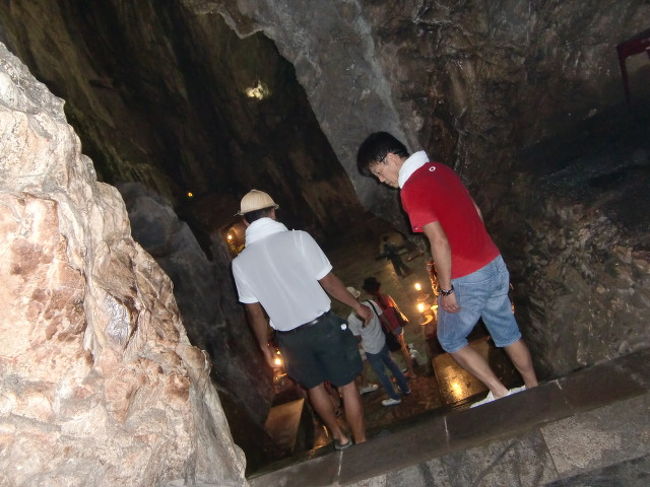 ここは、五行山観光のメイン。<br /><br />ベトナム戦争時に、アメリカ軍が爆弾を落とし、それによって空いた穴から光が差し込んで、幻想的になります。