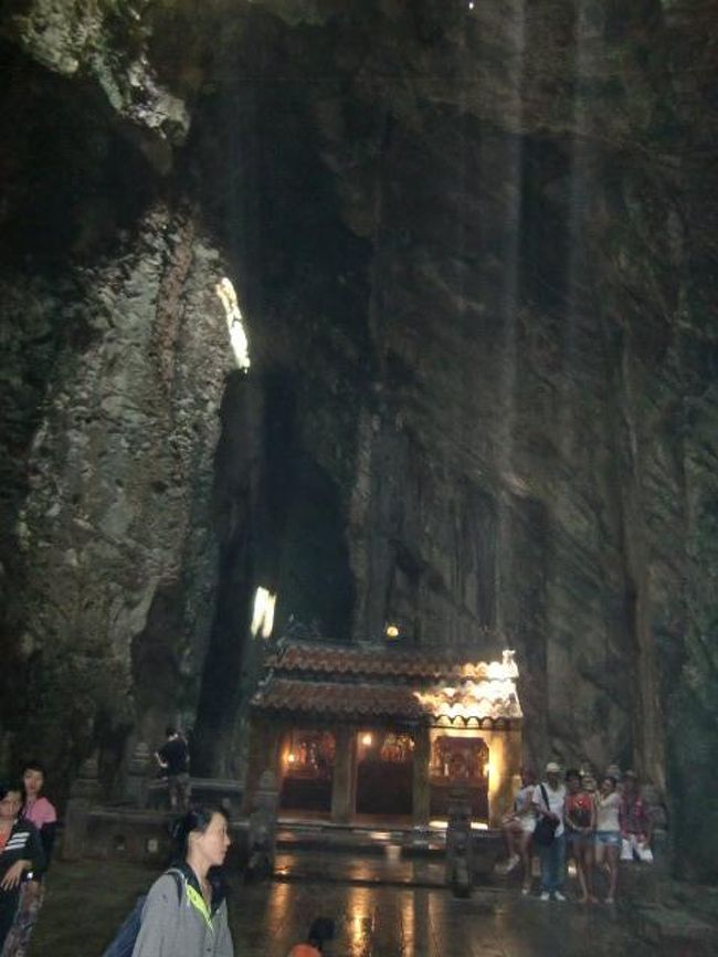 洞窟の中には沢山の神様が祀られていました。<br />お線香が焚かれて香りが充満。