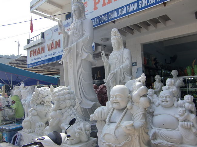 五行山の周りの道路には、大理石の彫刻で出来た大黒様や恵比寿様。<br />一体お幾らくらいするのでしょう？