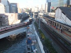 「聖橋」からＪＲ御茶ノ水駅を見下ろしています。

右が中央線のホーム、横切っているのがメトロ丸ノ内線です。
川は、神田川。