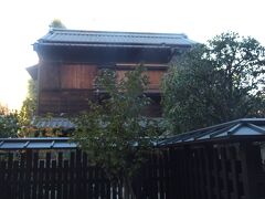 神田明神を出ると、直ぐ隣の宮本公園内に、立派な趣き深い建物がありました。