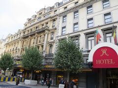 これから3日滞在するメトロポールホテル。

中央駅もグランプラスも徒歩圏内の老舗ホテル。
今回は中央駅から徒歩でしたが、目の前は地下鉄駅でかつ路線乗り換えできととても便利です
